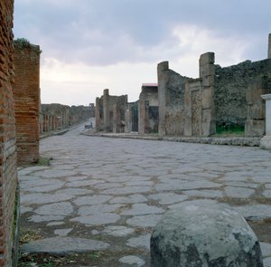 Eine Kopfsteinpflasterstraße in Pompeji, Italien