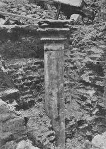 Eine Säule der Halle des Blackfriars Priory, City of London, 1906 von Unbekannt