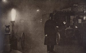 Ein Polizist, der den Verkehr im Nebel lenkt, London