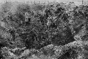 Ein Krater, verursacht durch die Explosion einer Mine, Westfront, 1917
