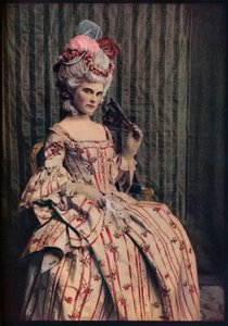 Ein Kleid von bezaubernden Proportionen in wunderschönem französischem Brokat. Zeitraum 1775-85, ca. 1913 von Unbekannt