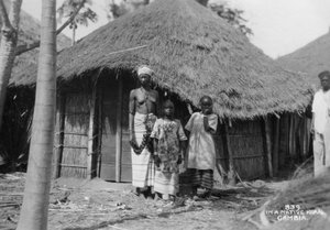 Eine Familie vor ihrem Haus, Gambia, 20. Jahrhundert von Unbekannt