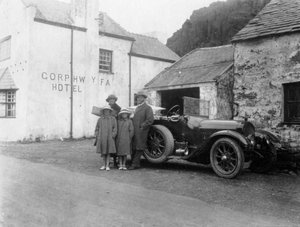 Eine Familie neben ihrem Auto, Gorphwysfa Hotel, Nordwales, 1920er-1930er Jahre von Unbekannt