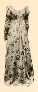 Ein Kleid aus bufffarbenem glasiertem Chintz, getragen von Madame Chevalier, um 1795, 1937
