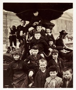 Eine Gruppe von Kindern vor dem Steble-Brunnen, Liverpool, um 1905