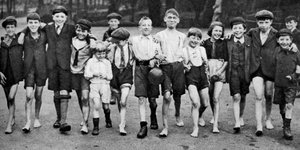 Eine Gruppe von Sommerpaddlern auf dem Weg zur Serpentine, London, 1926-1927