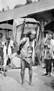 Ein Arbeiter trägt Tee, Darjeeling, Westbengalen, Indien, um 1910