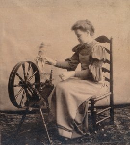 Eine Dame am Spinnrad, um 1900
