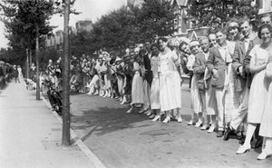 Eine Menschenschlange, ca. 1920er Jahre
