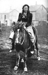 Eine Milchmädchen auf ihrer Morgenrunde, Island, 1922