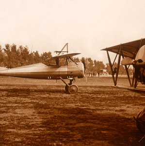 Ein Flugzeug startet, ca. 1914-1918