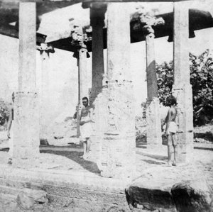 Ein zerstörter Tempel in der Nähe von Madras, Indien, 1874 von Unbekannt