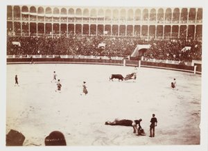 Schnappschuss eines Stierkampfs vor einer riesigen Menschenmenge in der Stierkampfarena Las Ventas del Espiritu Santo, Madrid, aufgenommen von einem unbekannten Fotografen um 1930