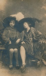 Ein Studiofoto von zwei Damen, ca. 1910