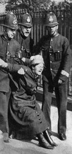 Eine Suffragette wird verhaftet, um 1910er Jahre, 1935 von Unbekannt