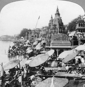 Ein Tempel und Ghats am Ganges in Benares Varanasi, Indien