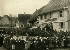 Ein Dorf im Elsass wird von französischen Truppen besetzt, Erster Weltkrieg, ca. 1915, ca. 1920