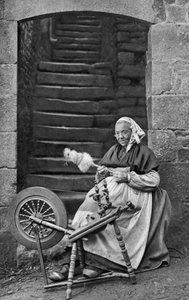 Eine Frau am Spinnrad, Dinan, Bretagne, Frankreich, um 1922