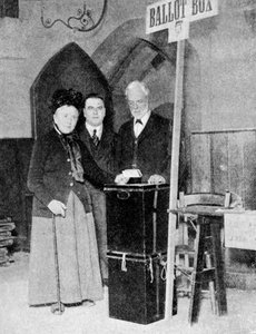 Eine Frau gibt ihre Stimme an der Wahlurne ab, um 1922