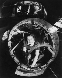 Eine Frau arbeitet an einem Lancaster-Bomber, Zweiter Weltkrieg, 1940er von Unbekannt