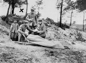 Ein verwundeter deutscher Soldat an einer Verbandsstation, Erster Weltkrieg, 1915