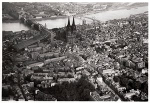 Luftaufnahme von Köln, Nordrhein-Westfalen, Deutschland, aus einem Zeppelin