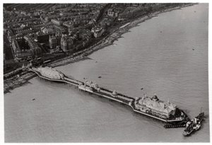 Luftaufnahme von Eastbourne, Sussex, aus einem Zeppelin, 1931-1933 von Unbekannt