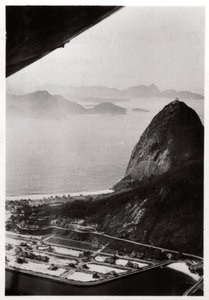 Luftaufnahme des Zuckerhuts, Rio de Janeiro, Brasilien, von einem Zeppelin, 1930-1933 von Unbekannt