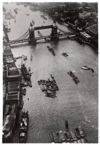 Luftaufnahme der Tower Bridge, London, von einem Zeppelin, 1931-1933