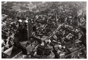 Luftaufnahme der Frauenkirche, München, Deutschland, aus einem Zeppelin, um 1931