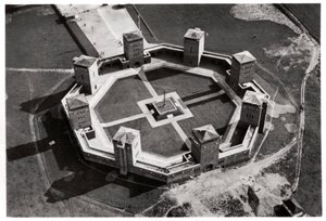 Luftaufnahme des Tannenberg-Denkmals, in der Nähe von Olsztynek, Polen, von einem Zeppelin, ca. 1931-1933