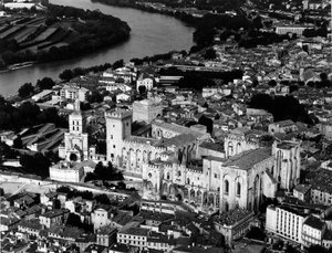 Luftaufnahme des Papstpalastes (1335-1355) und der Kathedrale Notre Dame des Doms (12. Jahrhundert). Avignon, Vaucluse
