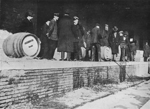 Nach der Kriegserklärung: Deutsches Bier wird in einem italienischen Zollamt weggeschafft