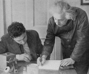 Albert Einstein, deutsch-schweizerisch-amerikanischer Mathematiker und Physiker, mit einem Studenten