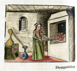 Alchemie 16. Jahrhundert: ein Alchemist bei der Arbeit, der einen Blasebalg vor dem Kamin seines Ateliers betätigt, hinter ihm ein Ofen und ein Destillierkolben von Unbekannt
