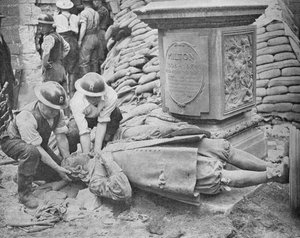 Nächtlicher Angriff auf die Hauptstadt Britanniens - Statue von John Milton, 1940