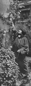 Amelita Galli-Curci - Die große Diva sammelt Rosen, ihre Lieblingsblumen, um 1925 von Unbekannt