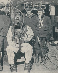 Amerikanischer Marinetaucher trägt dreifingrige wasserdichte Gummihandschuhe, 1937 von Unbekannt