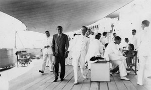 Amerikanischer Schauspieler und Filmregisseur Douglas Fairbanks Sr. an Bord der HMS Malaya, Venedig, Italien, 1938 von Unbekannt