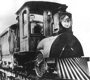 Der amerikanische Erfinder Thomas Alva Edison an Bord einer elektrischen Eisenbahn, 1892