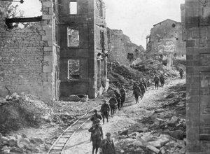 Amerikanische Soldaten passieren die Ruinen von Varennes, Meuse-Argonne Offensive, Frankreich, 1918