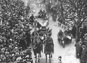Amy Johnson wird durch überfüllte Straßen gefahren, Melbourne