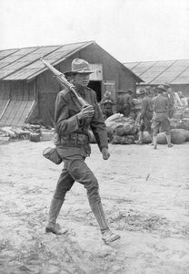 Ein amerikanischer Soldat auf Wache, Saint Nazaire, Frankreich, um 1917 von Unbekannt