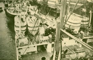 Eine beeindruckende Reihe von Booten an Bord der Leviathan, ca. 1930 von Unbekannt