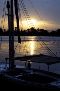 Eine verankerte Feluke auf dem Nil bei Sonnenuntergang