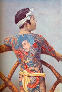 Ein kunstvoll tätowierter japanischer Mann