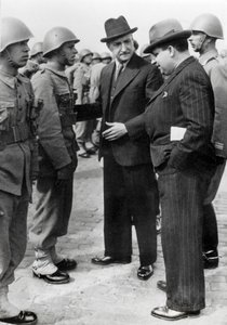 Antonio de Oliveira Salazar (1888-1970), Diktator von Portugal von 1932 bis 1968, inspiziert die Truppen während eines Besuchs auf den Azoren, 5. April 1941