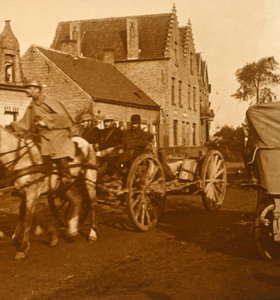 Artillerie bewegt sich an die Front, ca. 1914-1918