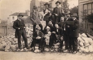 Künstler vor La Ruche, Montparnasse, 1914 von Unbekannt