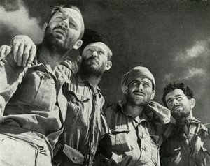 Als die Deutschen bei Alamein angriffen, gingen diese vier Männer in die britischen Linien, ca. 1942-1943, 1945